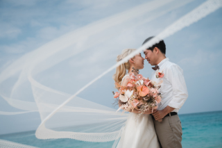 青い海に映えるオレンジのブーケ！