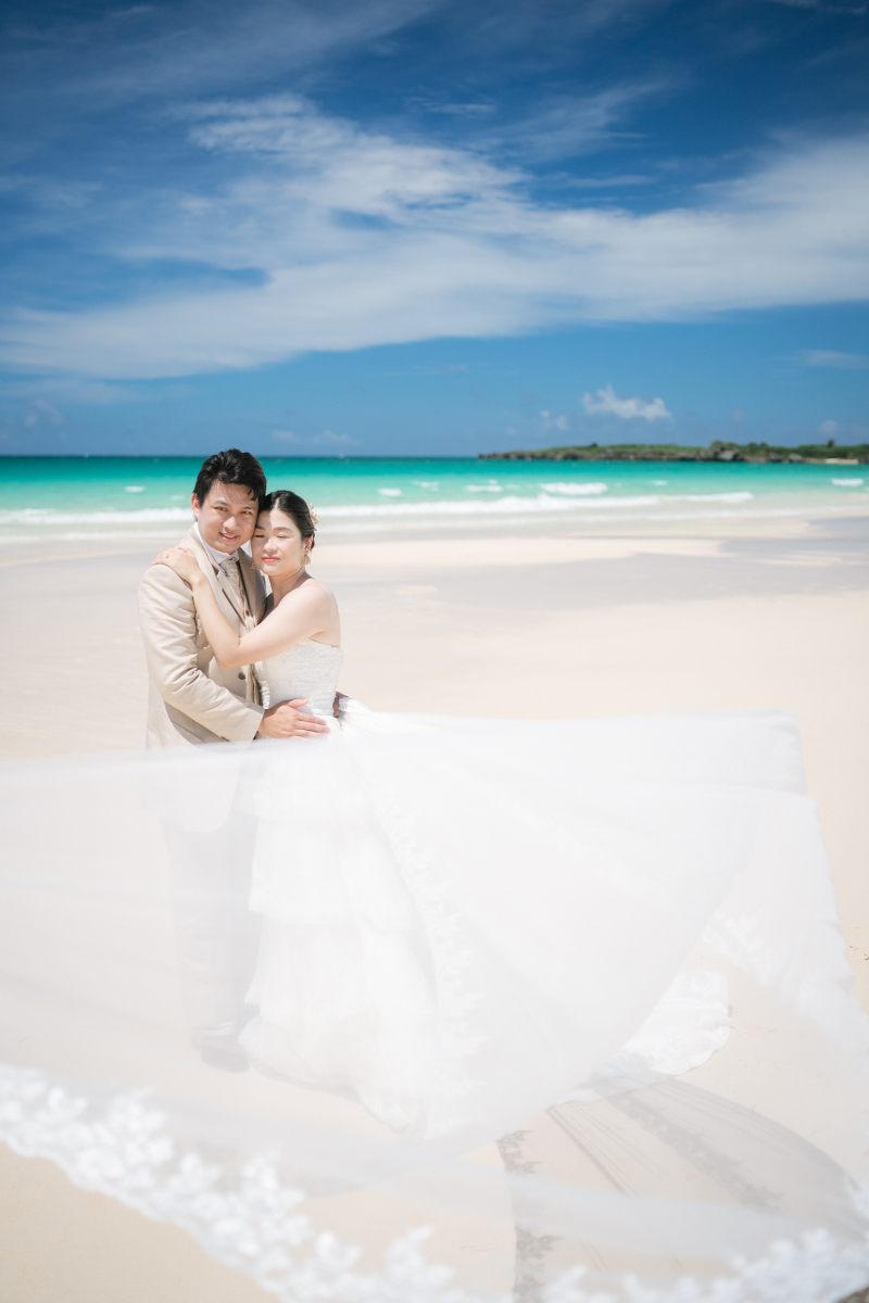 なびくベールとおふたり