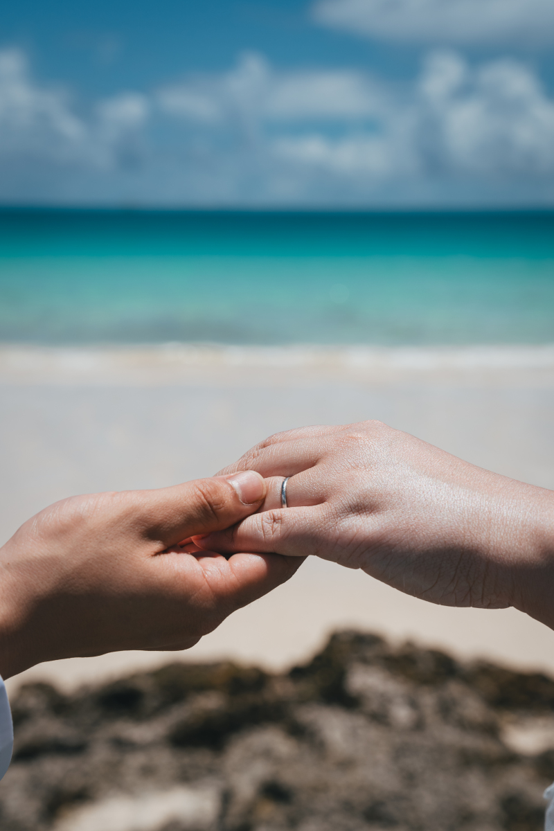 手を取り合って