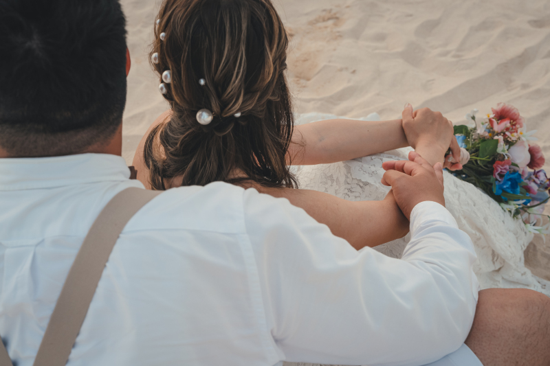 寄り添うお二人の後ろ姿