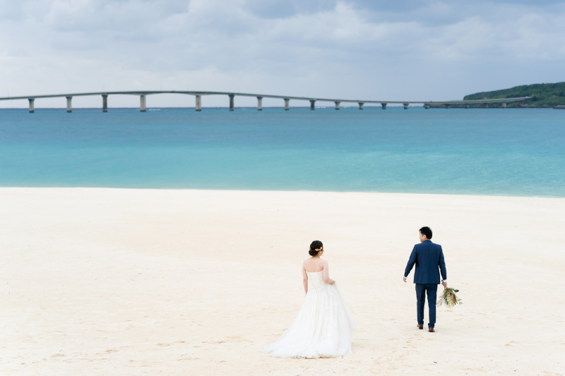 青い海に向かうお二人♡