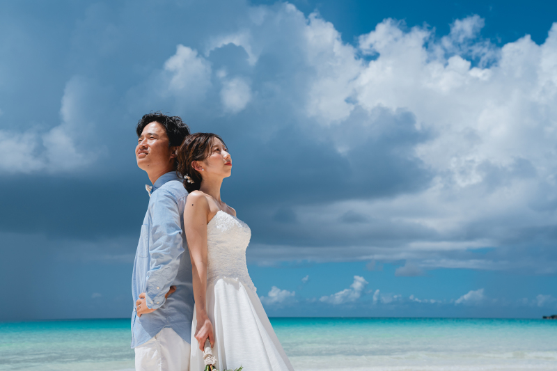 背中合わせで空を見上げた、入道雲が印象的なカット