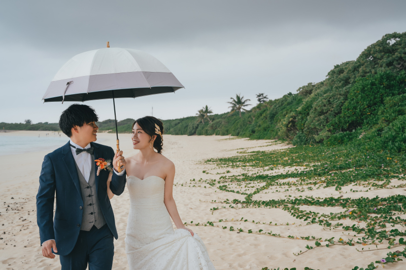 傘に入るお二人♡