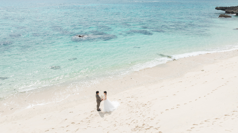 白い砂浜に青い海!