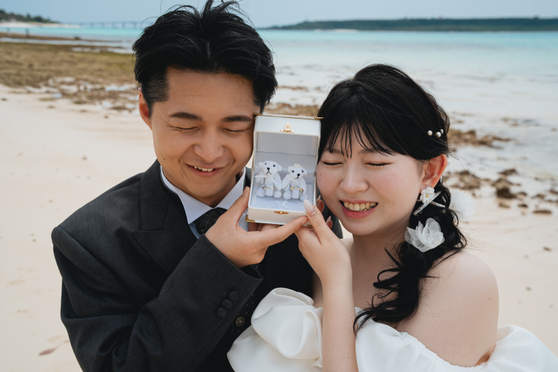 まぶしい太陽と海に負けないおふたりの笑顔