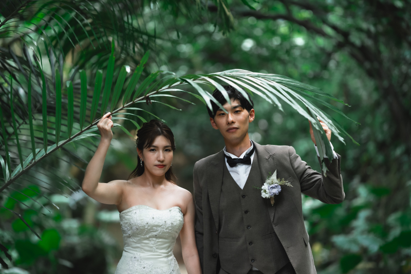 南国らしいヤシの葉を傘にして…