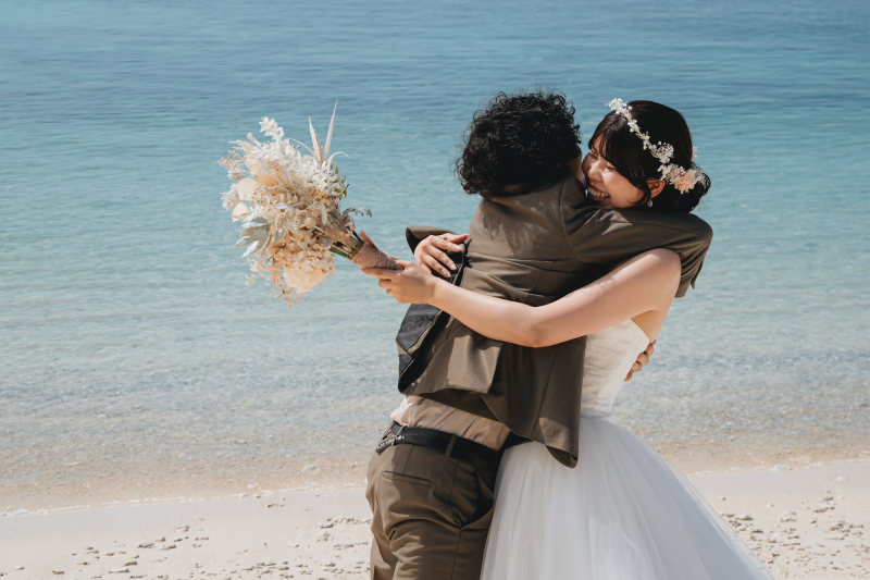 まるで映画のワンシーンのように抱き合ったその瞬間