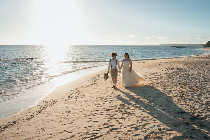 砂浜に伸びる影