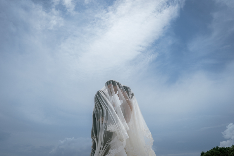 ベールに包まれて