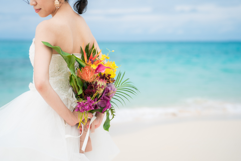 海とブーケの鮮やかなコントラスト!
