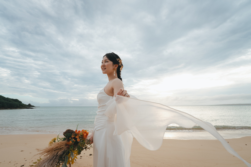 風になびくドレス