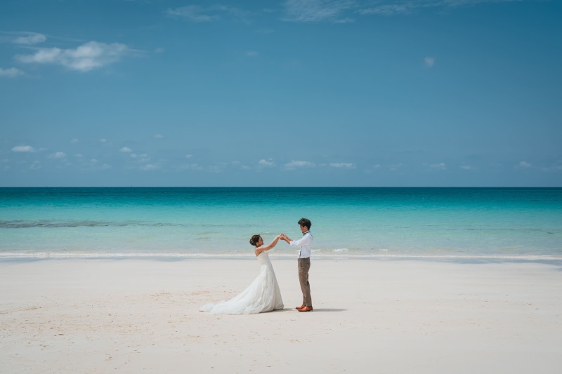 手を取り合って