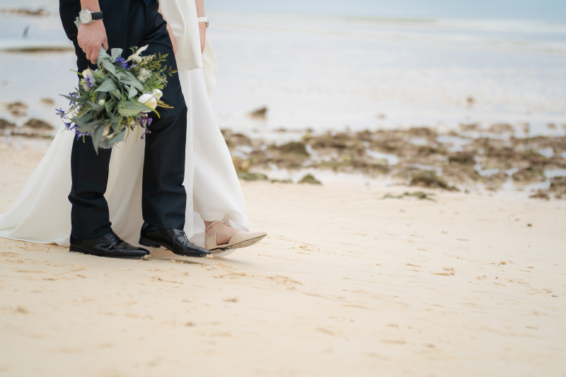 ビーチを歩くシーン