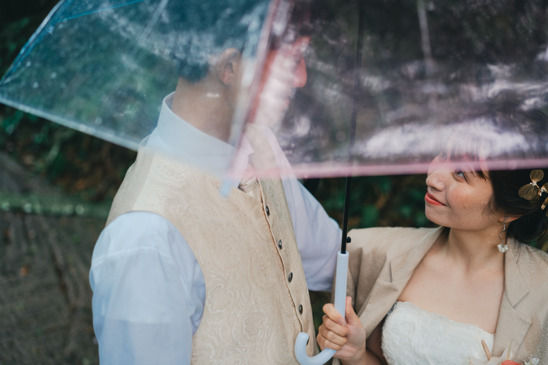 傘をさして雨宿り