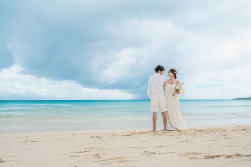 肩を寄せ合いながら