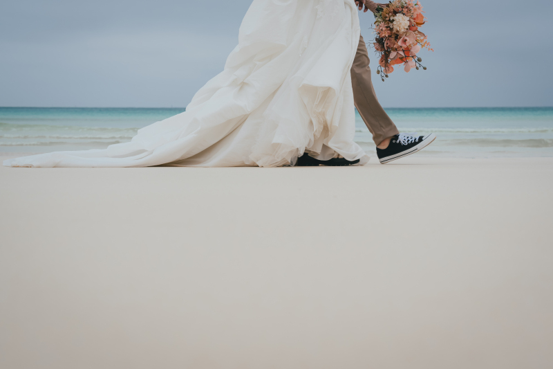 青い水平線と足元ショット♡