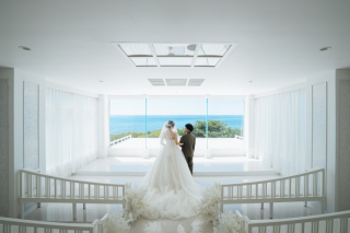 チャペルの結婚式風フォトと定番ビーチフォト、どちらもたっぷり楽しめる嬉しいプラン