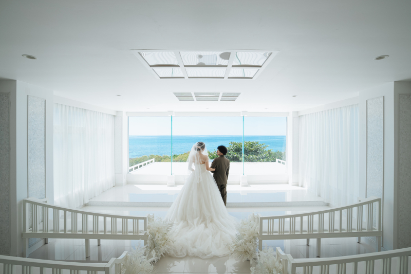 チャペルの結婚式風フォトと定番ビーチフォト、どちらもたっぷり楽しめる嬉しいプラン