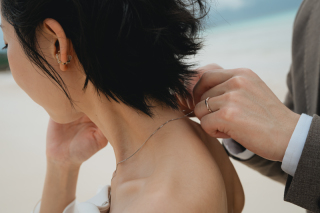 ご新郎様からご新婦様へネックレスを！