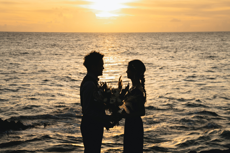 夕陽が金色に光を放ち、海面が輝きを反射する時間