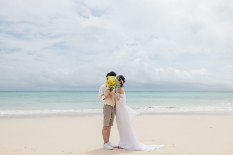 ブーケで顔隠し！