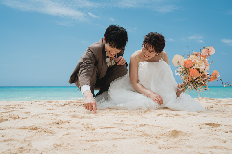 砂浜で何かを書いてる?