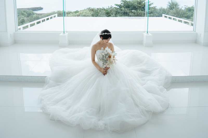 ふんわりした美しいドレスを活かした座りポージング