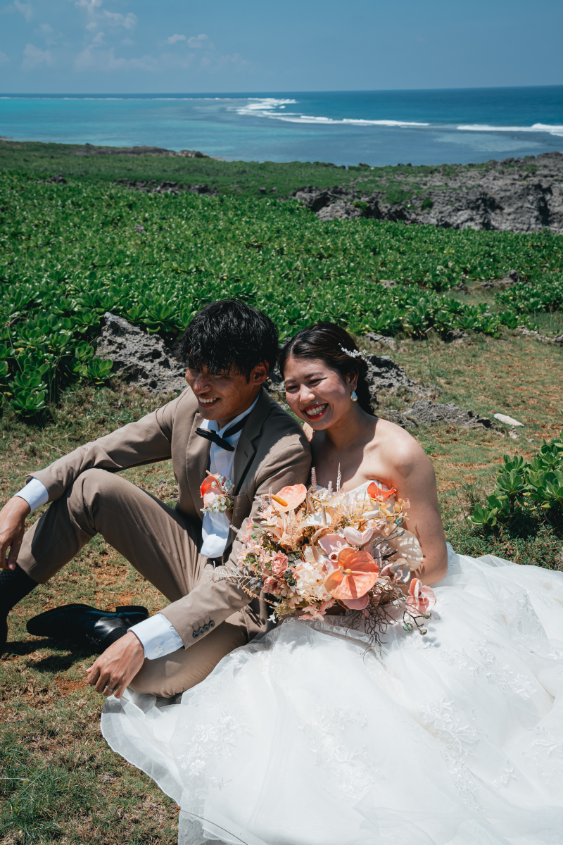 笑顔で座りながら