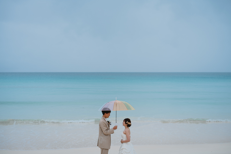 ビーチでカラフルな傘を