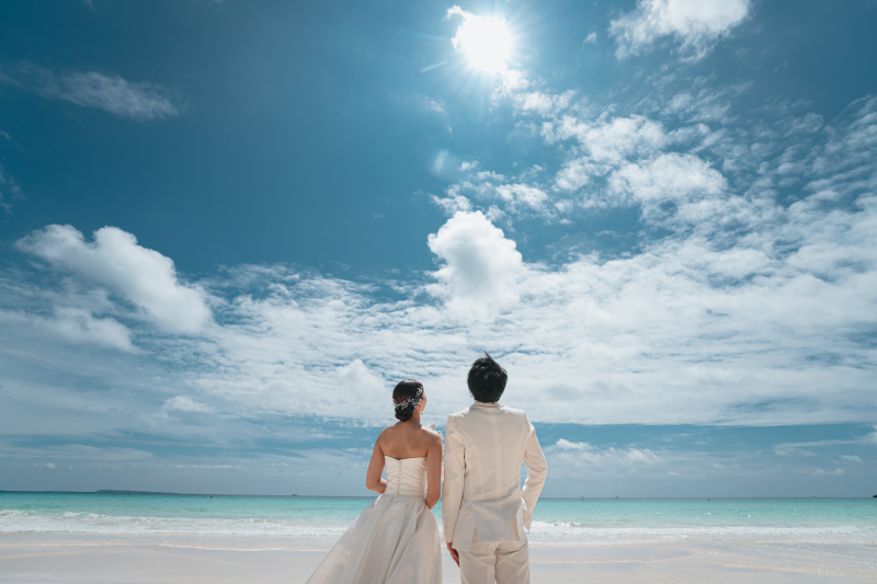 砂浜で後ろから