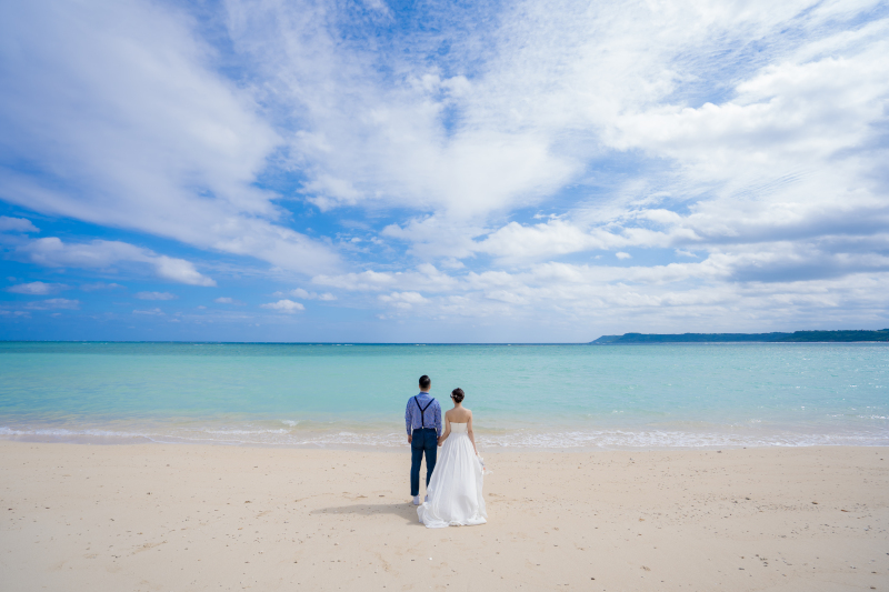 曇り空を避けて東側のビーチへ