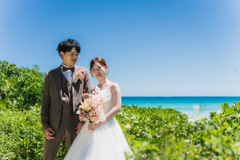 宮古島の豊かな自然をバックに