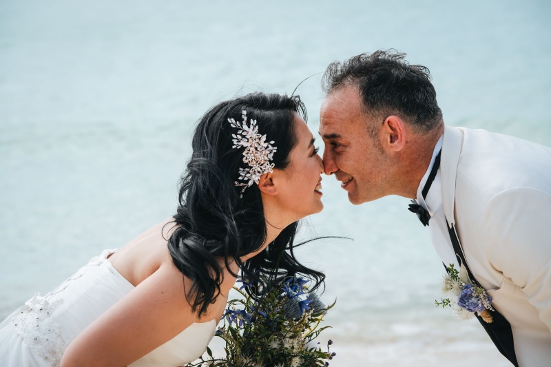 顔を寄せ合って