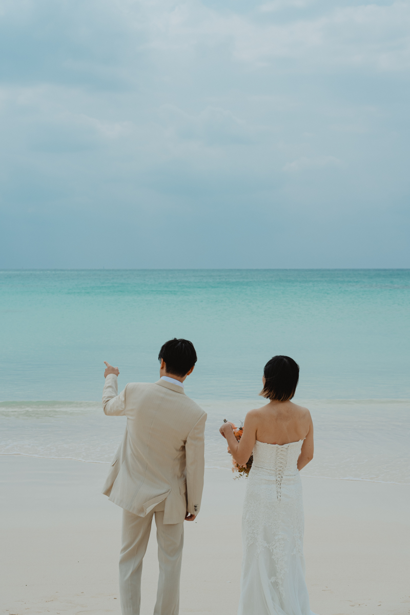 美しい宮古島の景色を楽しむお二人♡