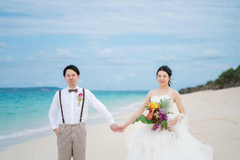 ようやくビーチへ!手をつないで♡