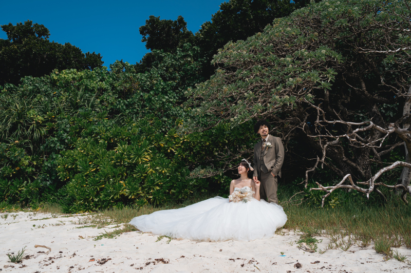 ビーチサイドのグリーンを背景に、スタイリッシュに