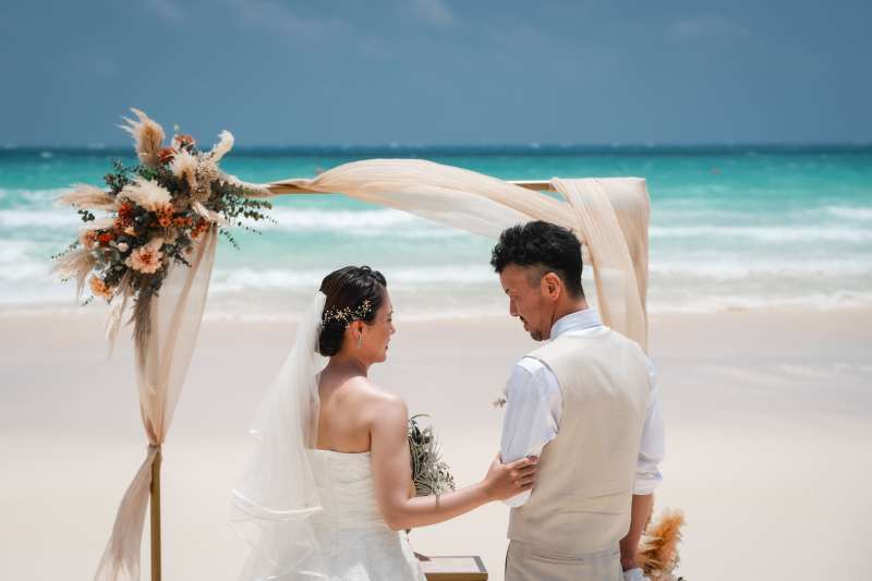 お二人だけのビーチウエディング♡