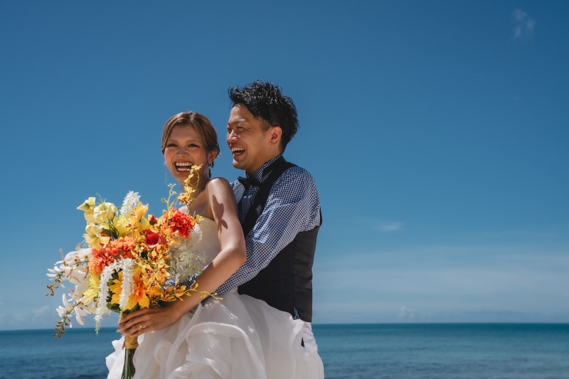 カラフルなブーケが青空に生えた鮮やかで美しい一枚