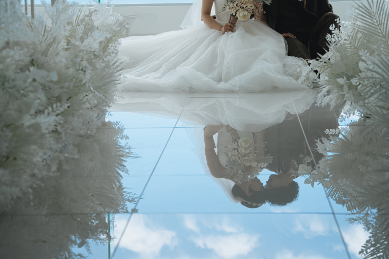 磨き上げられた床面に映るお二人の姿を捉えた一枚