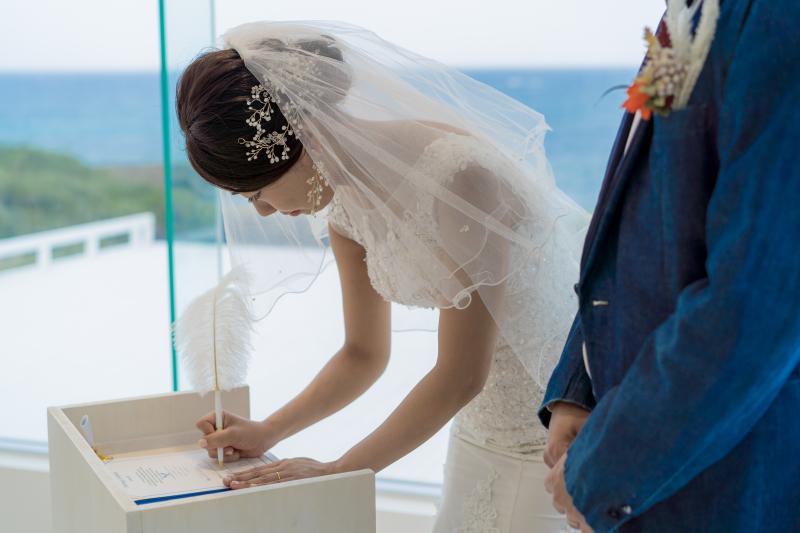 結婚証明書にお二人でサイン♪