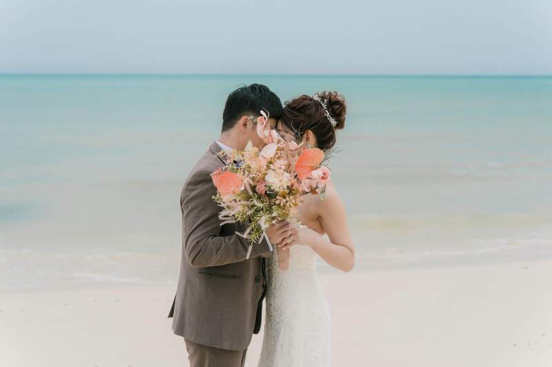 ブーケで顔隠し！