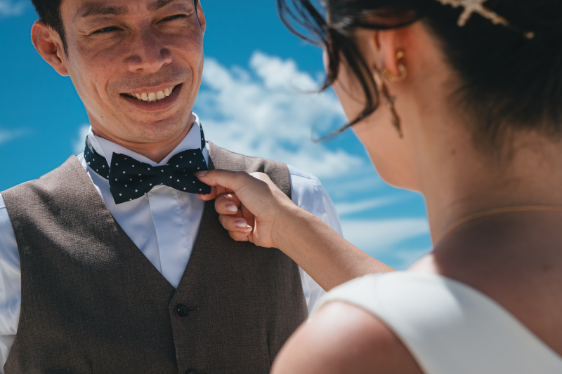 蝶ネクタイを直して