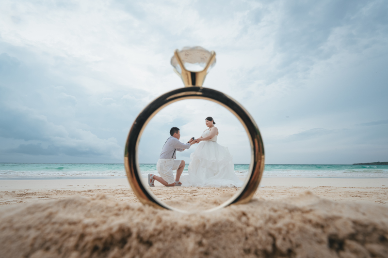 大きなリングに入ってプロポーズ