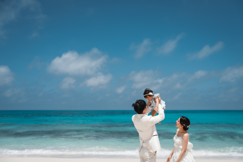 宮古ブルーをバックに