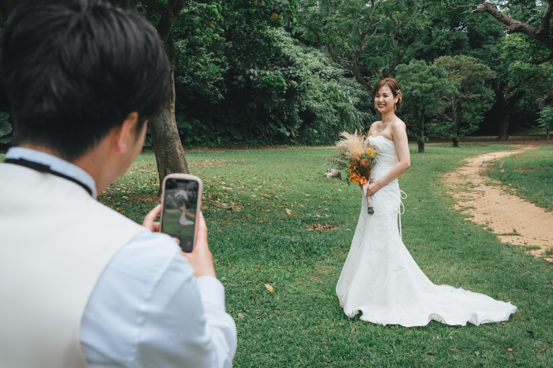 新婦様を撮影する新郎様♡