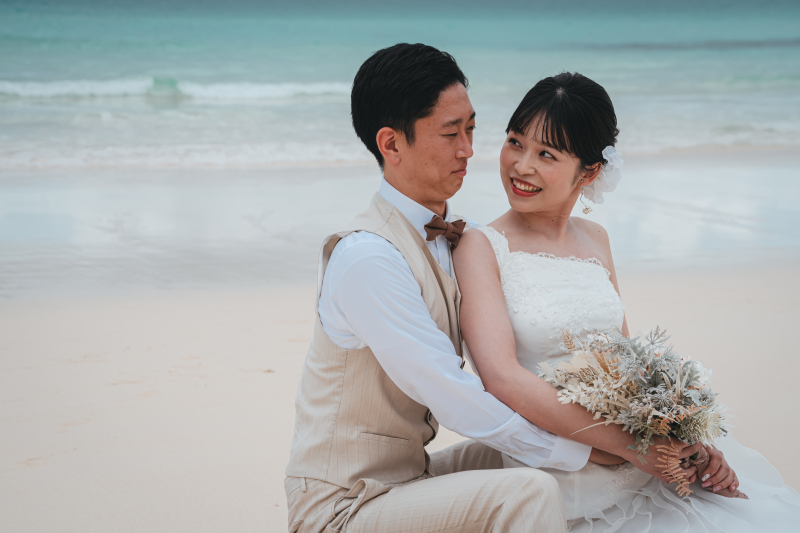 波打ち際をバックに！