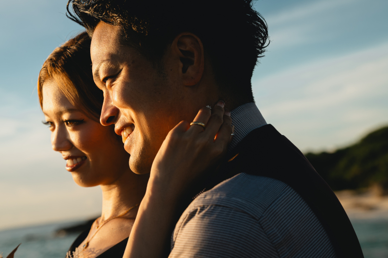 サンセットの撮影スタート！夕焼けに照らされた笑顔