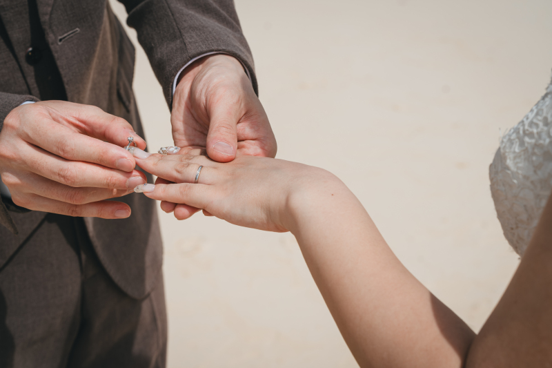 リングをつけるシーン♡