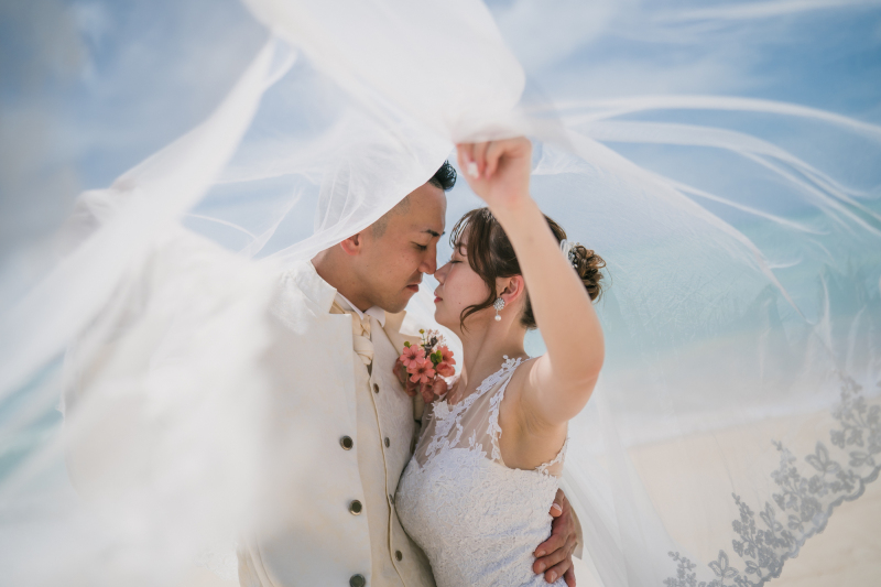 小道具のロングベールでドラマティックに演出します