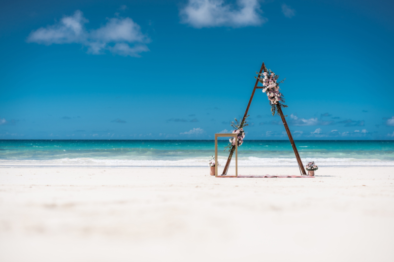 白い砂浜に佇むウエディングアーチ